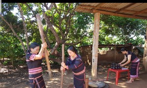 Phụ nữ dân tộc Jrai giã gạo