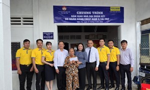 Bàn giao 50 căn nhà Đại đoàn kết cho hộ nghèo, đặc biệt khó khăn tại tỉnh Bến Tre