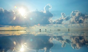 ความงามที่สงบเงียบบนชายหาดกวางลาง จังหวัดท้ายบิ่ง