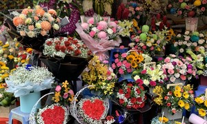 Hanoi’s Valentine’s Day gift market offers diverse choices
