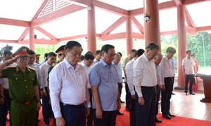 เลขาธิการใหญ่พรรค โตเลิม จุดธูปและวางพวงมาลาที่เขตอนุสรณ์สถานประธานโฮจิมินห์ในจังหวัดก่าเมา