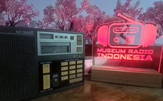 Mengiktisarkan Surat Pendengar dan Memperkenalkan Museum Radio Indonesia