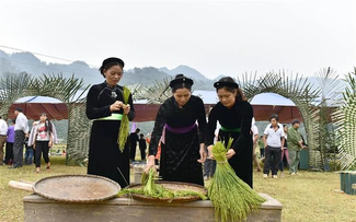 Festival Menumbuk Emping Ketan- Ciri Budaya Tradisional Unik dari Warga Etnis Tay di Provinsi Tuyen Quang