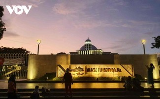 Istiqlal - Masjid hijau pertama di dunia di Indonesia