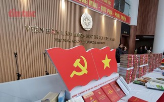 Peresmian Pameran “Di Bawah Bendera Partai yang Jaya: 40 Tahun Pembaruan dan Aspirasi Vietnam di Era Kebangkitan”
