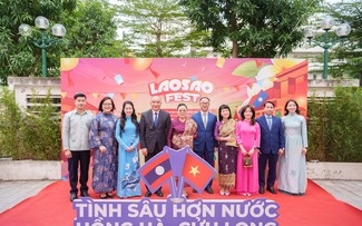 Mahasiswa Diplomasi Vietnam dan Laos Menyelenggarakan Pesta Pertukaran Budaya yang Kental dengan Persahabatan di Jantung Kota Hanoi