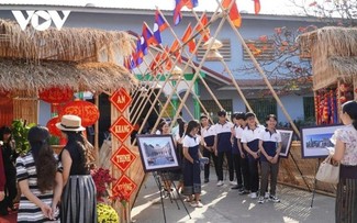 Melestarikan dan Menyebarkan Keindahan Budaya Hari Raya Tet Tradisional bagi Warga Vietnam di Laos
