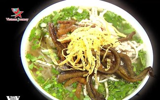 Vermicelli con caldo de pollo, manjar de Hung Yen