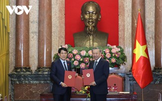 Acto de entrega del cargo al nuevo Presidente de Vietnam