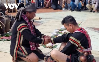 Ritual de quitar el brazalete que marca la madurez de los Ede en Dak Lak