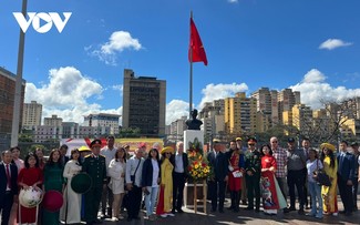 Ofrenda de flores para conmemorar al Presidente Ho Chi Minh en Venezuela