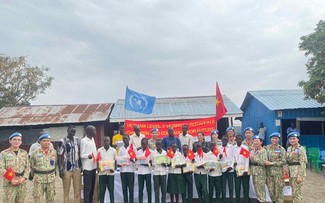 El Ejército de Vietnam lleva el Día de la Infancia a los pequeños en África