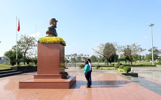 Ofrenda floral en homenaje a Fidel Castro con motivo del Día Nacional de la República de Cuba