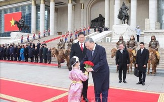 Ceremonia de bienvenida a nivel estatal para el secretario general y presidente To Lam en Mongolia