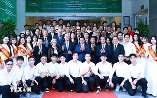 Premier de Vietnam y jefe del FEM dialogan con estudiantes 