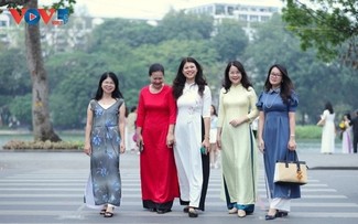 El Ao dai embellece las calles de Hanói durante los días de otoño