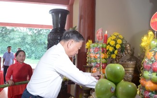 Líder partidista ofrece incienso en el Área Conmemorativa del Presidente Ho Chi Minh en Ca Mau