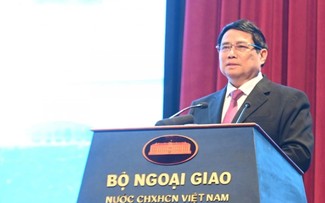 Premier de Vietnam expresa esperar más logros del sector diplomático en 2025 