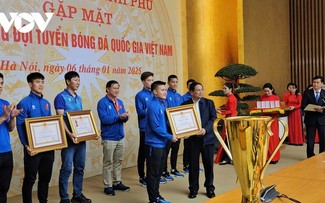 Primer Ministro celebra victoria histórica con la selección nacional de fútbol de Vietnam