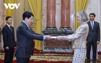Presidente de Vietnam recibe a embajadores de diferentes países