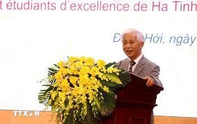 Remise de bourses Vallet à 212 élèves et étudiants éminents des provinces de Quang Binh, Quang Tri et Hà Tinh