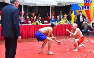 La lutte traditionnelle: Un élément culturel unique des festivités printanières de Hanoï