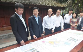 Le vice-Premier ministre Mai Van Chinh inspecte les travaux d'aménagement du complexe paysager de Tràng An