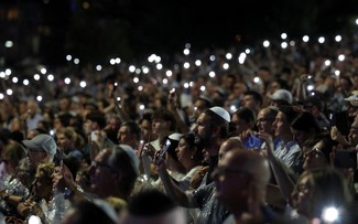 Australie: une cérémonie nationale rend hommage aux victimes de la fusillade de la plage de Bondi