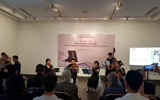 Das Musikstück “Little Thuy’s Minuet” stellt die Seele und Schönheit der vietnamesischen Frauen dar