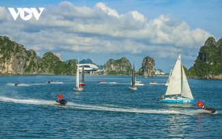 Beeindruckende Vorführung des Wellenreitens in der Halong-Bucht 