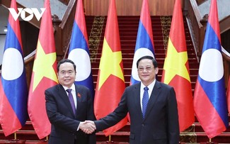 Parlamentspräsident Tran Thanh Man führt Gespräch mit dem laotischen Premierminister Sonexay Siphandone