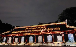 Steinstelen erzählen von der Geschichte über den Literaturtempel