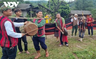 Fest zur Dankbarkeit gegenüber Berggott der Volksgruppe der Pa Ko