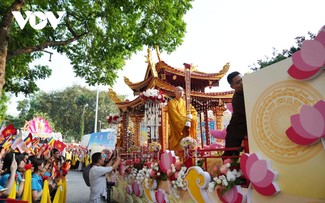 Empfang der Reliquien Buddhas in der Quan-Su-Pagode in Hanoi