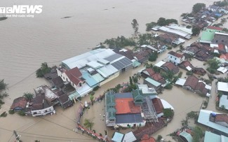 Gesamtbild der Überschwemmungen in Süd-Zentralvietnam: Zehntausende Häuser stehen tief unter Wasser 