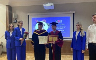 Professor aus Vietnam bekommt den Ehrendoktortitel der Moskauer Universität für Energietechnik verliehen 