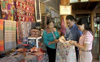 Die traditionelle Brokatweberei der Volksgruppe der Thai im Dorf Hoa Tien