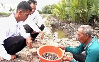 Seorang Kepala Dusun di Provinsi Ca Mau yang Sepenuh Hati demi Keluarga Etnis Minoritas yang Miskin