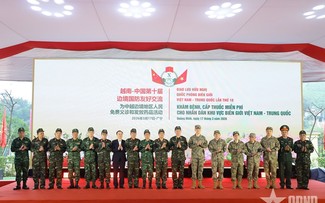 Pasukan Kedokteran Militer Vietnam dan Tiongkok Lakukan Pemeriksaan dan Pengobatan Penyakit kepada Masyarakat Kedua Negara di Wilayah Perbatasan