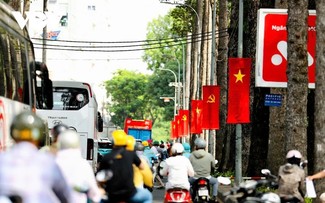 Ho Chi Minh City glows with flags and flowers to celebrate 50th anniversary of National Reunification