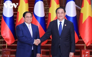 Premierminister Pham Minh Chinh trifft Premierminister von Laos Sonexay Siphandone