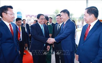 Premierminister Pham Minh Chinh besucht die Firma Star Telecom (Unitel)