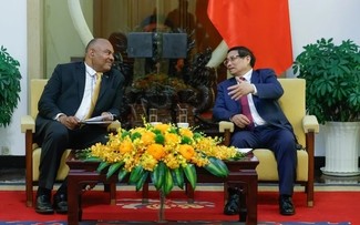Vietnams Führungskräfte empfangen internationale Diplomaten