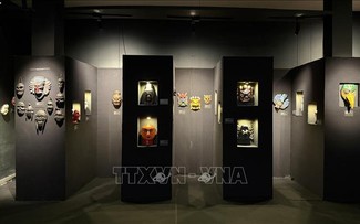 Eindrücke vietnamesischer Masken bei asiatischer Kunstausstellung in Indien
