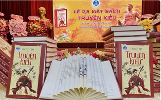 Die Ausstellung der ältesten Ausgabe des bekannten Gedichts „Das Mädchen Kieu” in Nom-Schrift