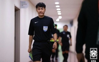 Südkoreas Schiedsrichter pfeift das Spiel zwischen U23-Teams Vietnams und Jordaniens