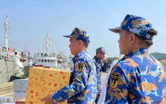 Geschenke zum Neujahrsfest Tet für die Wachtürme DK1 und Patrouillenschiffe