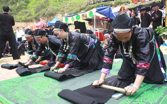 눙 소수민족 여성들 남색 옷감염색 공예