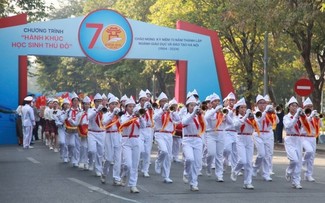 ‘수도 하노이 학생들의 행진곡’ 프로그램의 활기찬 분위기