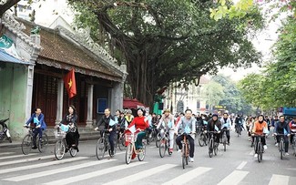 300여 명의 대사, 임시 대리대사, 외교관 ‘녹색의 하노이를 위하여, 자전거 여정’에 참여 